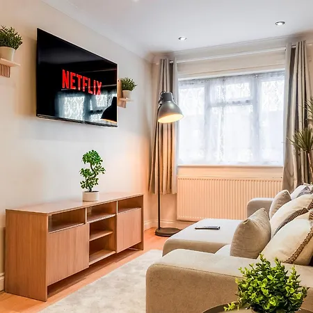 Spacious Wembley Apartment 2 Bedrooms, Free Parking, Pool